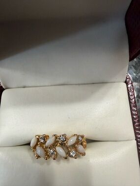 💰💰 Bundle 2 For $20 Deal. 💰💰
Gold-Tone White Stone Cluster Ring - Women size 6.5